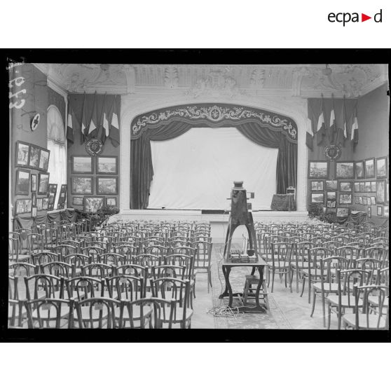 Nice. Cercle artistique. Exposition de la SPA. Salle de conférences. [légende d'origine]