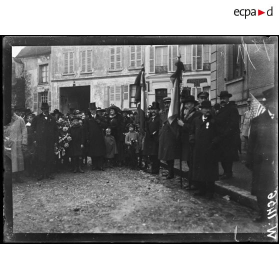 Montmirail, vétérans de 1870 à la mairie. [légende d'origine]