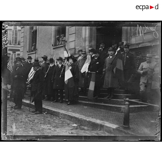 Montmirail, vétérans de 1870 à la mairie. [légende d'origine]