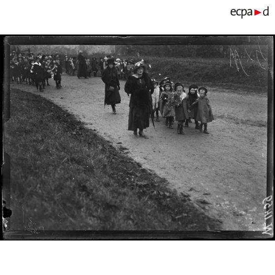Montmirail, enfants dans le cortège. [légende d'origine]