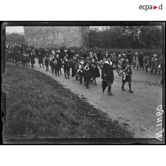 Montmirail, enfants dans le cortège. [légende d'origine]