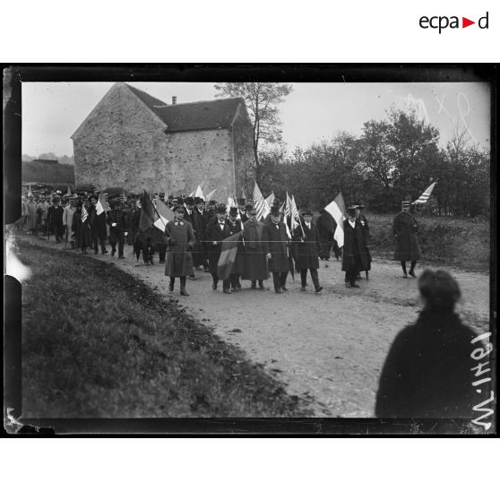 Montmirail, cortège se rendant au cimetière. [légende d'origine]