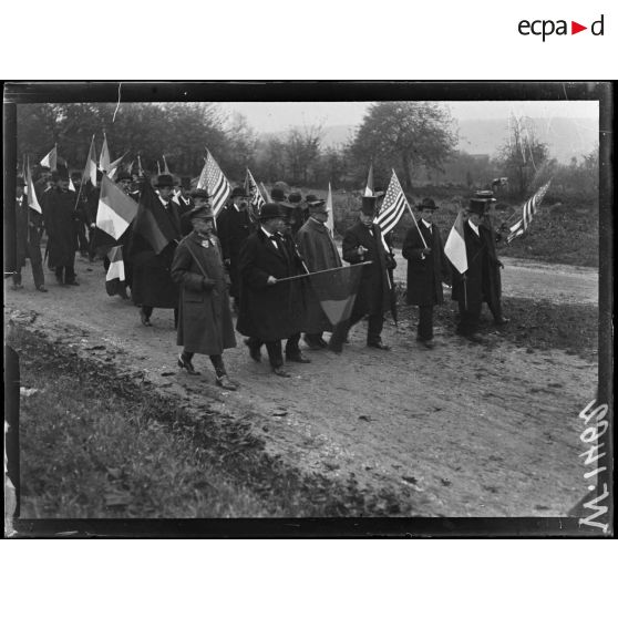 Montmirail, cortège se rendant au cimetière. [légende d'origine]