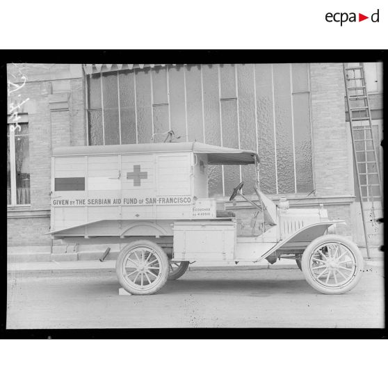 Paris. Ambulance automobile américaine offerte par le Serbian Aid Fund of San Francisco. [légende d'origine]