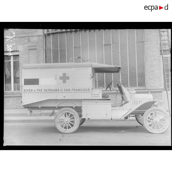 Paris. Ambulance automobile offerte par les serbes de San francisco. [légende d'origine]
