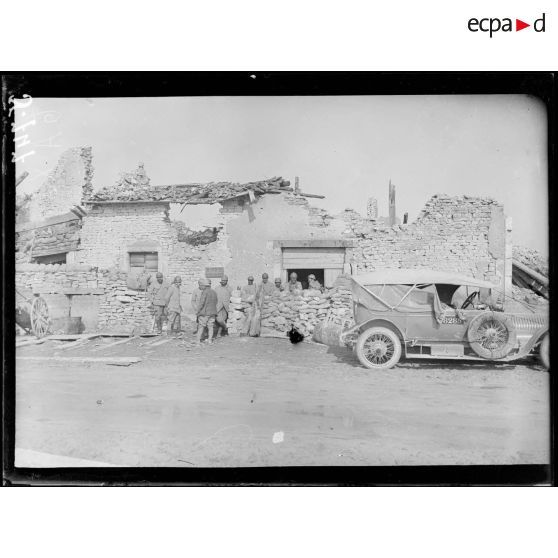 [Un groupe de soldats devant un poste de secours en ruines.]