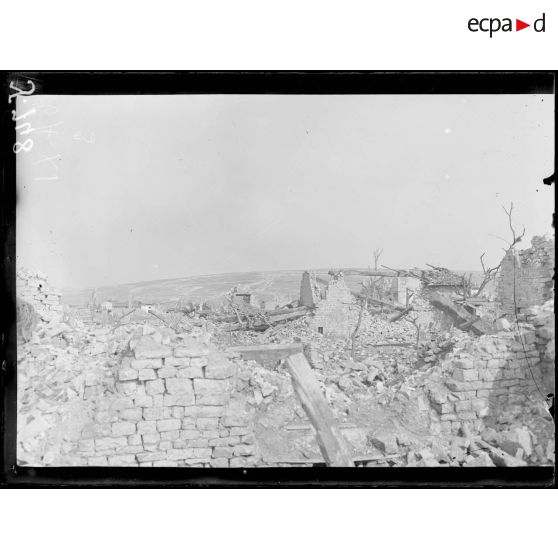 Bras (Meuse). Les ruines du village et la cote du Poivre. [légende d’origine]