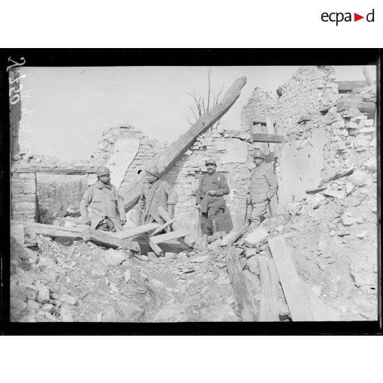 Bras (Meuse). Le capitaine Gourdault et le lieutenant Couete (vue prise de leur cantonnement). [légende d’origine]