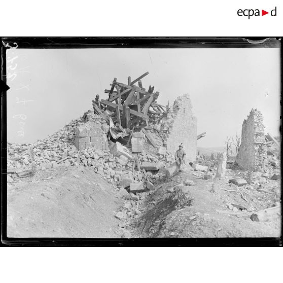 Bras (Meuse). Ruines de l’église, le clocher effondré. [légende d’origine]