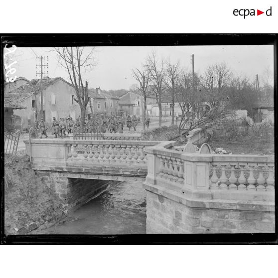 Glorieux (Meuse). Soldats traversant le village. [légende d’origine]