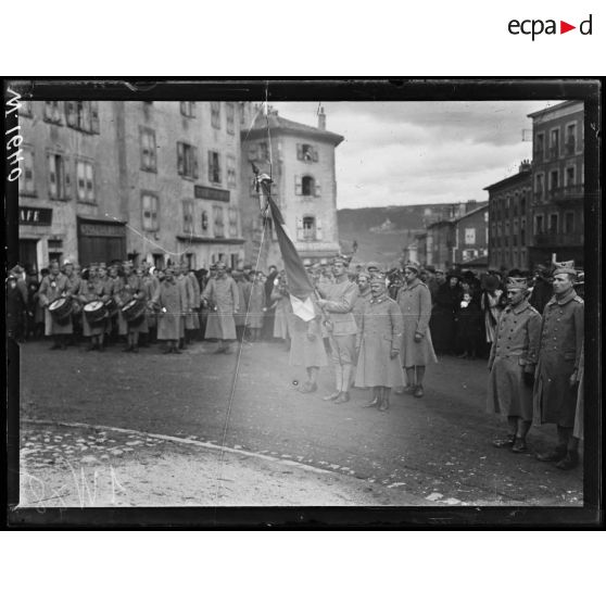 Le Puy, cérémonie militaire pour le départ d'un contingent polonais. [légende d'origine]