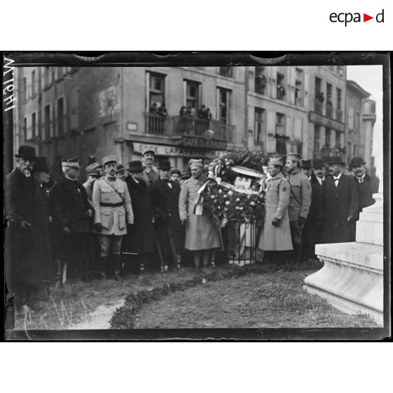 Le Puy, arrivée d'une couronne de fleurs pour la statue de Lafayette. [légende d'origine]