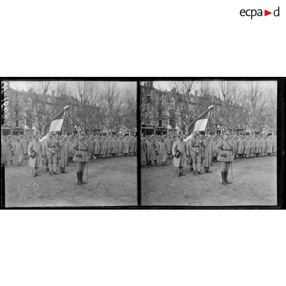 Le Puy, officier au garde-à-vous et drapeau polonais. [légende d'origine]