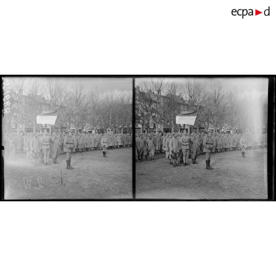 Le Puy, officier au garde-à-vous et drapeau polonais. [légende d'origine]