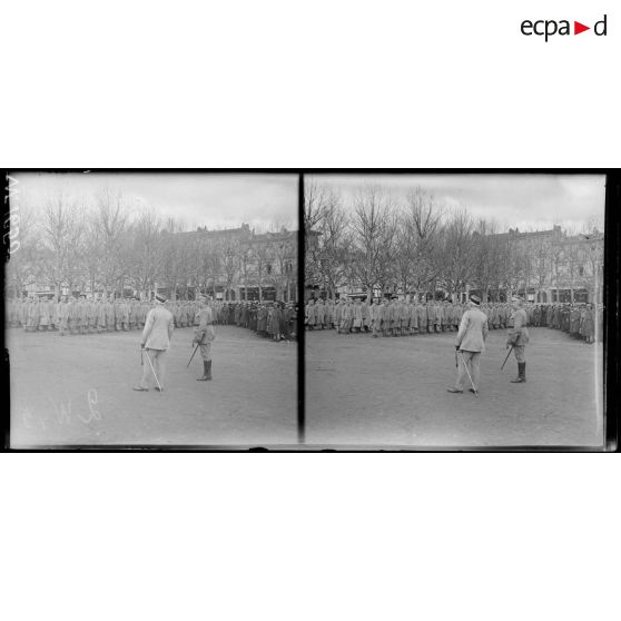 Le Puy, le lieutenant-colonel de Rancourt hargangue les troupes. [légende d'origine]