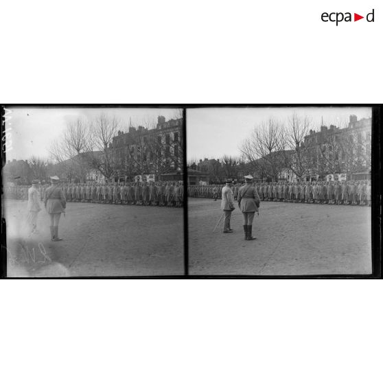 Le Puy, le lieutenant-colonel de Rancourt hargangue les troupes. [légende d'origine]