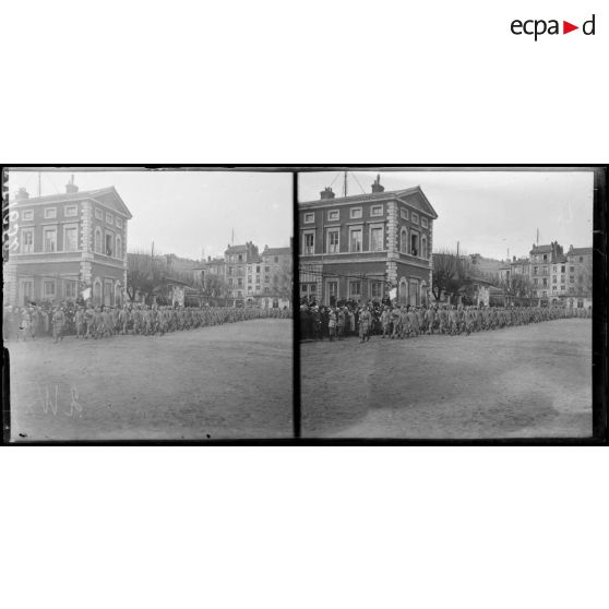 Le Puy, défilé d'un contingent polonais. [légende d'origine]