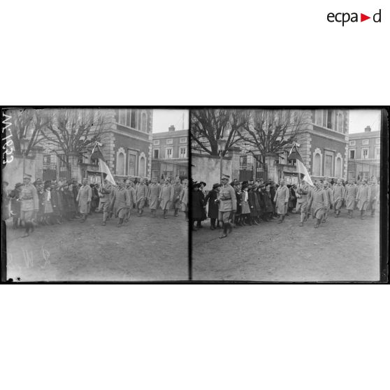 Le Puy, garde au drapeau polonaise défile devant la foule. [légende d'origine]