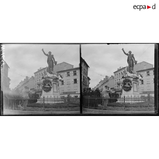 Le Puy, la statue de Lafayette décorée des drapeaux français et polonais. [légende d'origine]