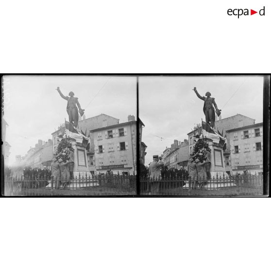 Le Puy, soldats polonais décorant la statue de Lafayette. [légende d'origine]