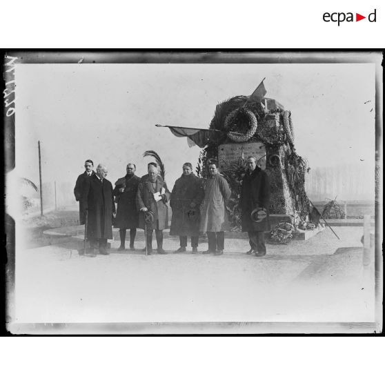 Champ de bataille de la Marne, visite d'une mission américaine. La mission au monument de Chambry près de Meaux. [légende d'origine]