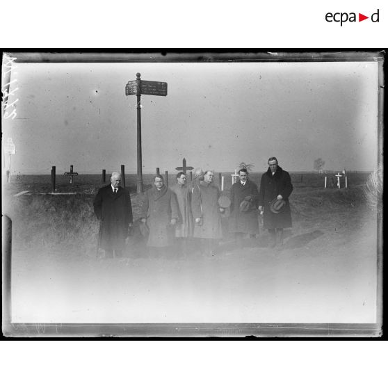 Barcy, la mission américaine au milieu des tombes. [légende d'origine]