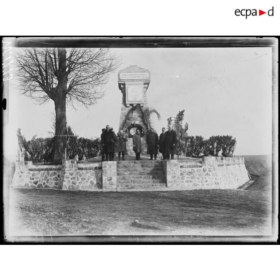 Visite d'une mission américaine au champ de bataille de la Marne. La mission au monument d'Etrepilly, près de Meaux. [légende d'origine]