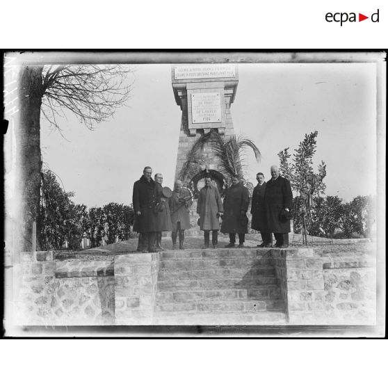 Visite d'une mission américaine au champ de bataille de la Marne. La mission au monument d'Etrepilly, près de Meaux. [légende d'origine]