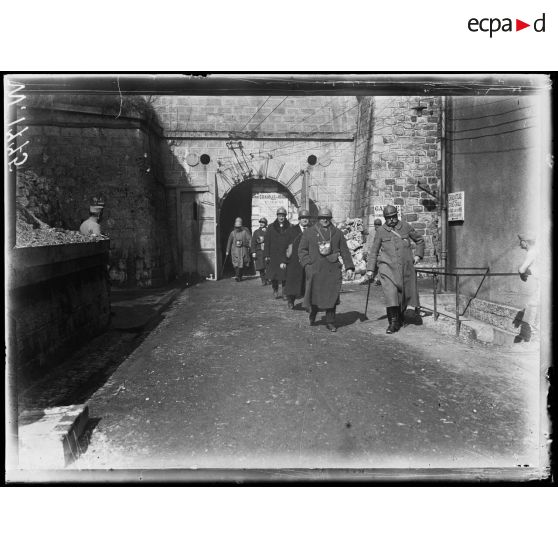 Verdun, visite d'une mission américaine. La mission devant l'entrée de la citadelle. [légende d'origine]