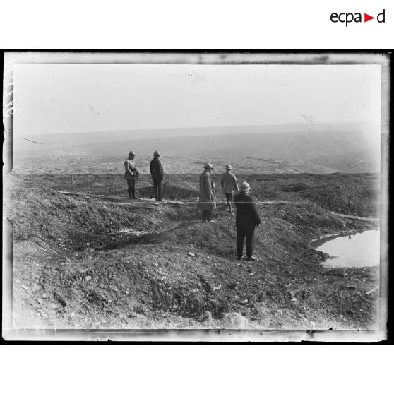 Près de Douamont, visite d'une mission américaine. La mission sur le terrain. [légende d'origine]