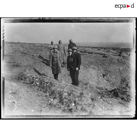 Près de Douaumont, visite d'une mission américaine. La mission à l'ouvrage d'Adalbert. [légende d'origine]