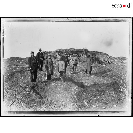 Près de Douaumont, visite d'une mission américaine. La mission à l'ouvrage d'Adalbert. [légende d'origine]