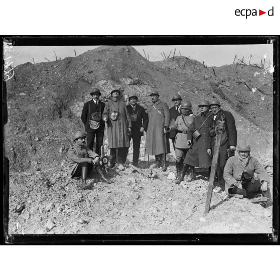 Fort de Douaumont, visite d'une mission américaine. La mission devant l'entrée du fort. [légende d'origine]