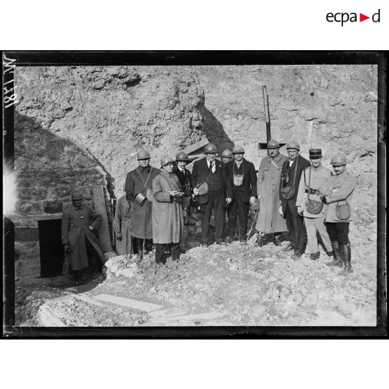 Fort de Douaumont, visite d'une mission américaine. La mission à la sortie du fort. [légende d'origine]