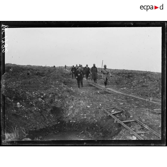 Fort de Douaumont, visite d'une mission américaine à la sortie du fort. [légende d'origine]