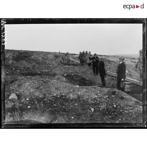 Fort de Douaumont, visite d'une mission américaine à la sortie du fort. [légende d'origine]