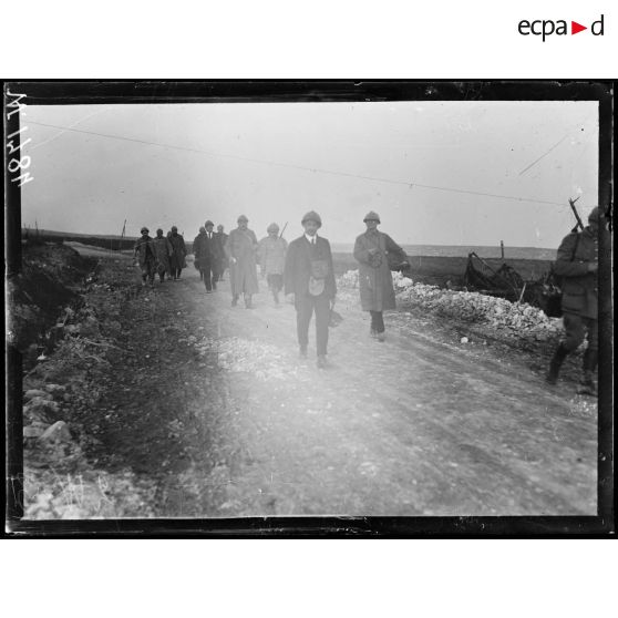 Douamont, la mission américaine revenant d'une visite du fort. [légende d'origine]