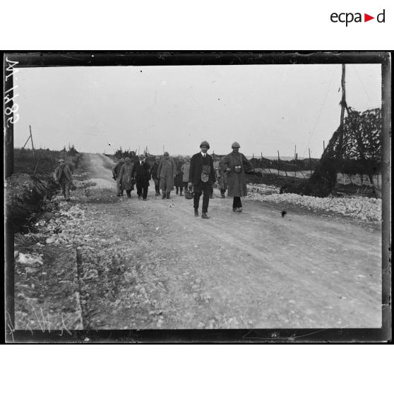 Douamont, la mission américaine revenant d'une visite du fort. [légende d'origine]