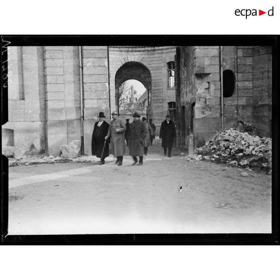 Verdun, visite d'une mission américaine, la mission à l'évêché. [légende d'origine]