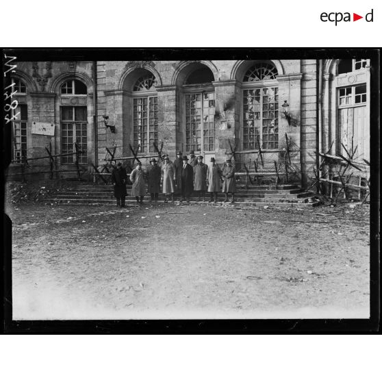 Verdun, visite d'une mission américaine. La mission dans la cour de l'évêché. [légende d'origine]