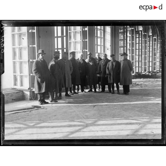 Verdun, visite d'une mission américaine. La mission dans le grand salon de l'évêché. [légende d'origine]