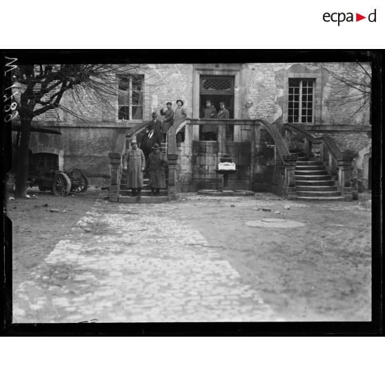 Verdun, visite d'une mission américaine. Le mission au collège Margueritte. [légende d'origine]