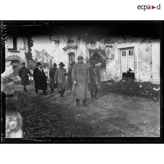 Verdun, la visite d'une mission américaine. La mission place de la Magdeleine. [légende d'origine]