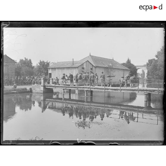 Gondrecourt (Meuse). Américains attendant l'heure de la douche. [légende d'origine]