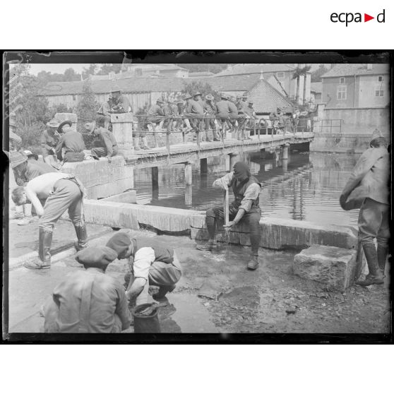 Gondrecourt (Meuse). Américains attendant l'heure de la douche. [légende d'origine]