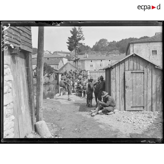 Gondrecourt (Meuse). Américains attendant l'heure de la douche. [légende d'origine]