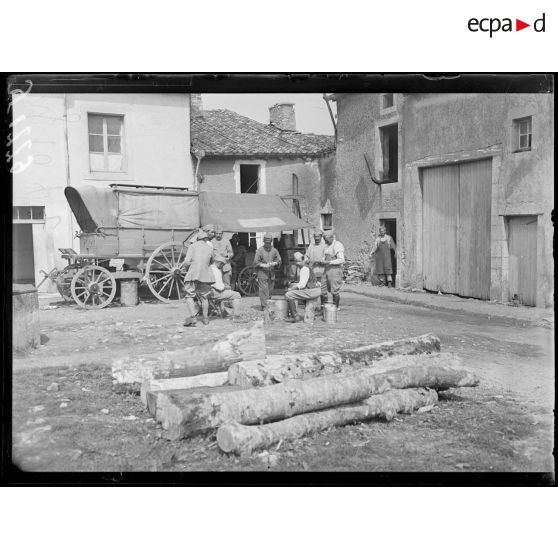 Gondrecourt (Meuse). Soldats épluchant des pommes de terre. [légende d'origine]