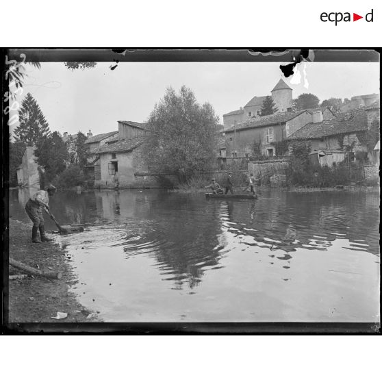 Gondrecourt (Meuse). Passage de la rivière l'Ornain en canot par un Américain. [légende d'origine]