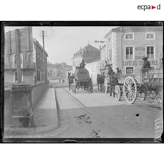 Gondrecourt (Meuse). Convoi américain et voiture à eau. [légende d'origine]