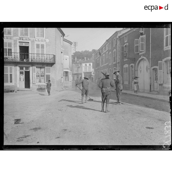 Gondrecourt (Meuse). Corvée de balayage par des soldats américains. [légende d'origine]